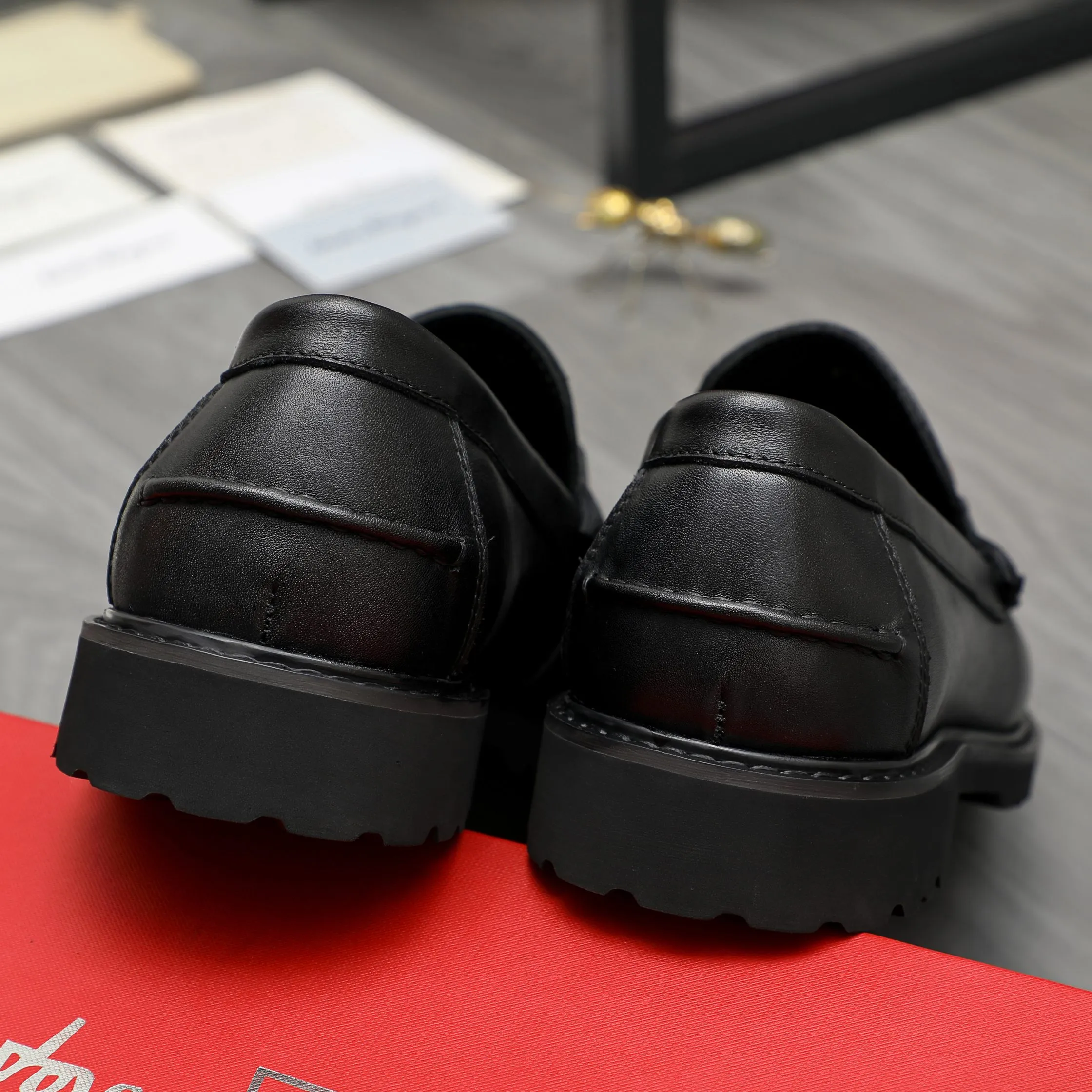 Men's shoes 💰442 Product trademark: Ferragamo "Ferragamo" business formal leather shoes Regular size: 38-46 (45.46 custom-made and non-refundable) Product materials: Selected high-quality cowhide upper, cowhide lining, non-slip rubber outsole